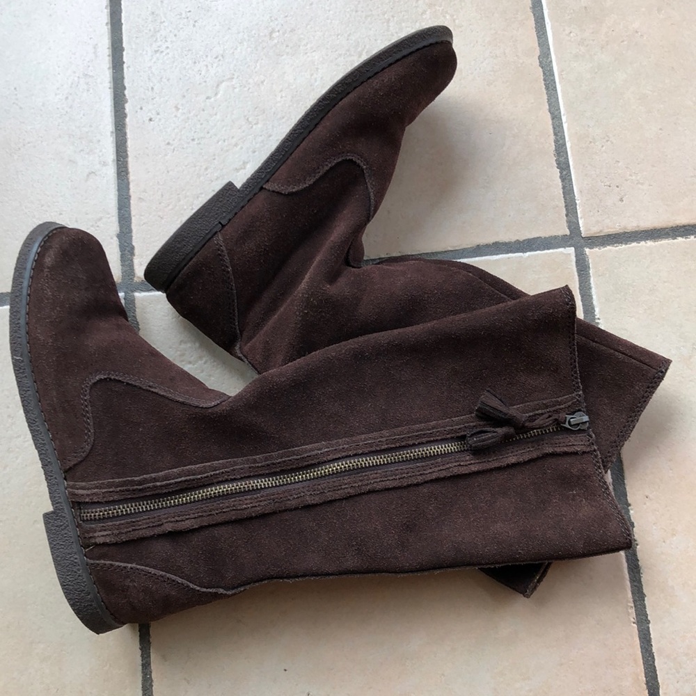 Like-new suede boots
